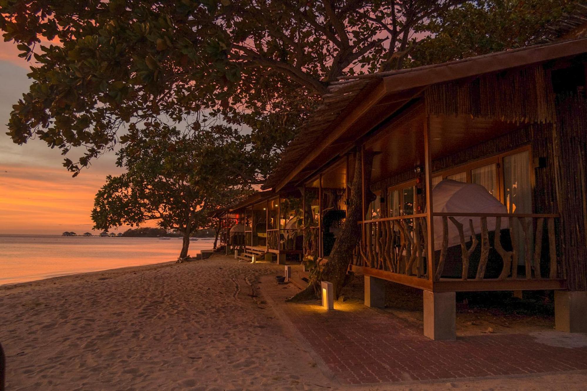 Crusoe Cabins Casobe Calatagan Exterior foto